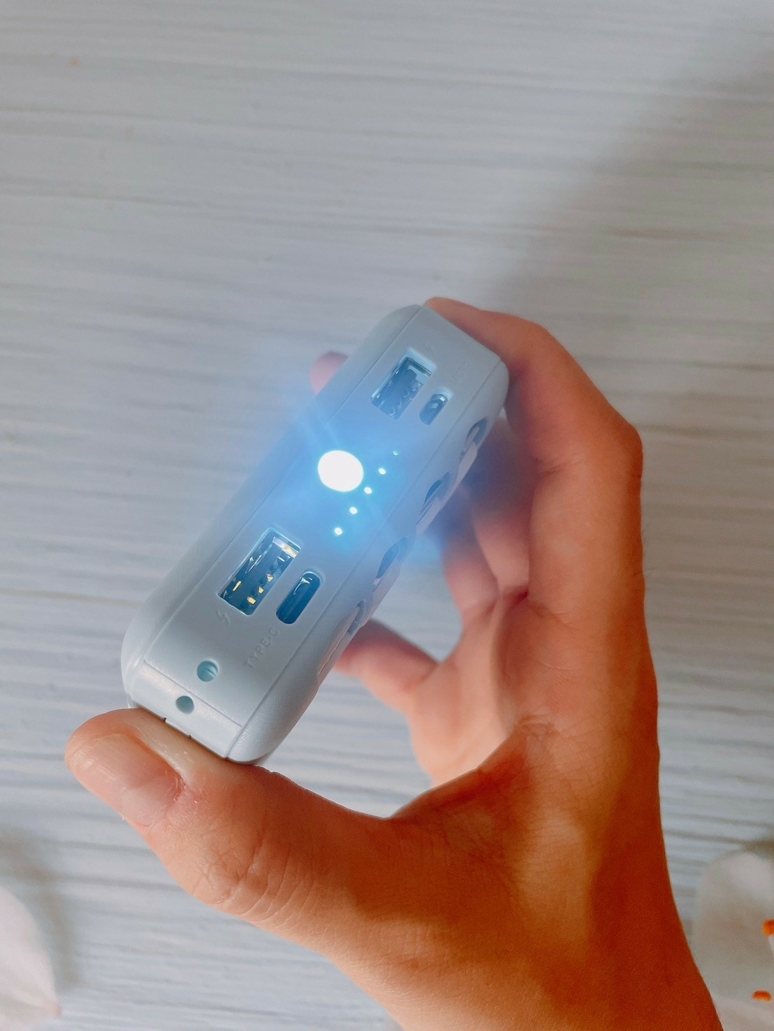 E-books B85 五合一LED免帶線行動電源x多功能照 E-books B85 五合一LED免帶線行動電源x多功能照