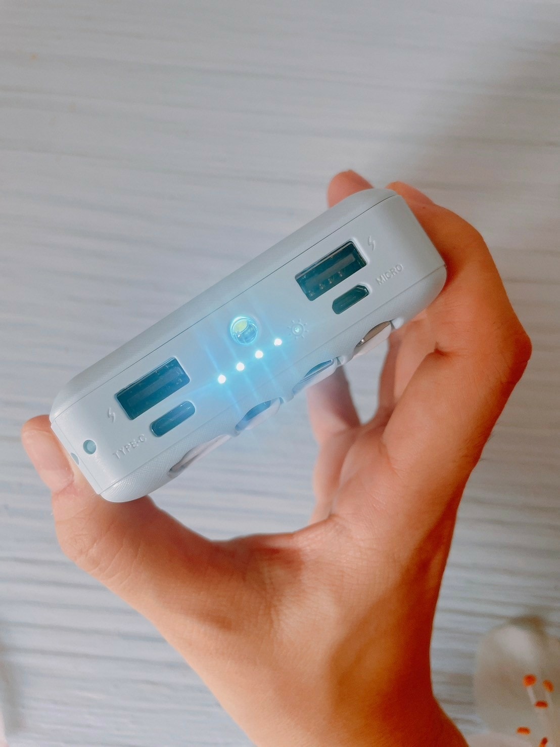 E-books B85 五合一LED免帶線行動電源x多功能照 E-books B85 五合一LED免帶線行動電源x多功能照