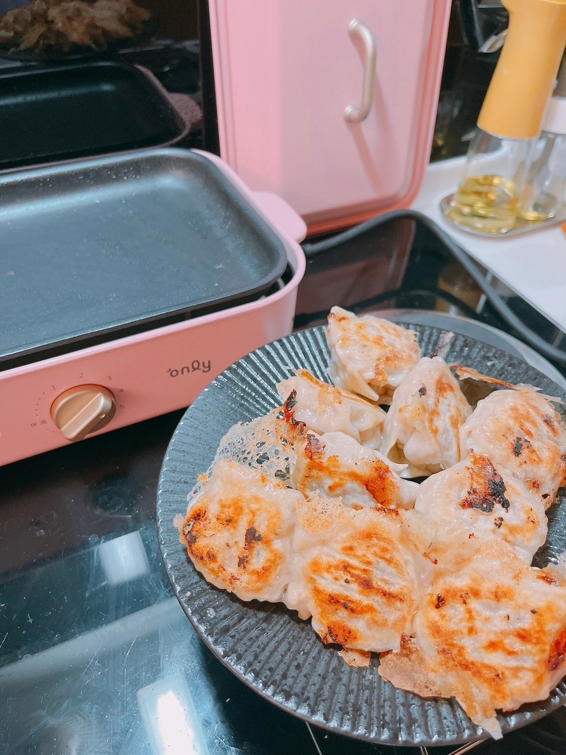 only 多功能不沾復古電烤盤赫本粉一盤多用x火鍋、煎烤、