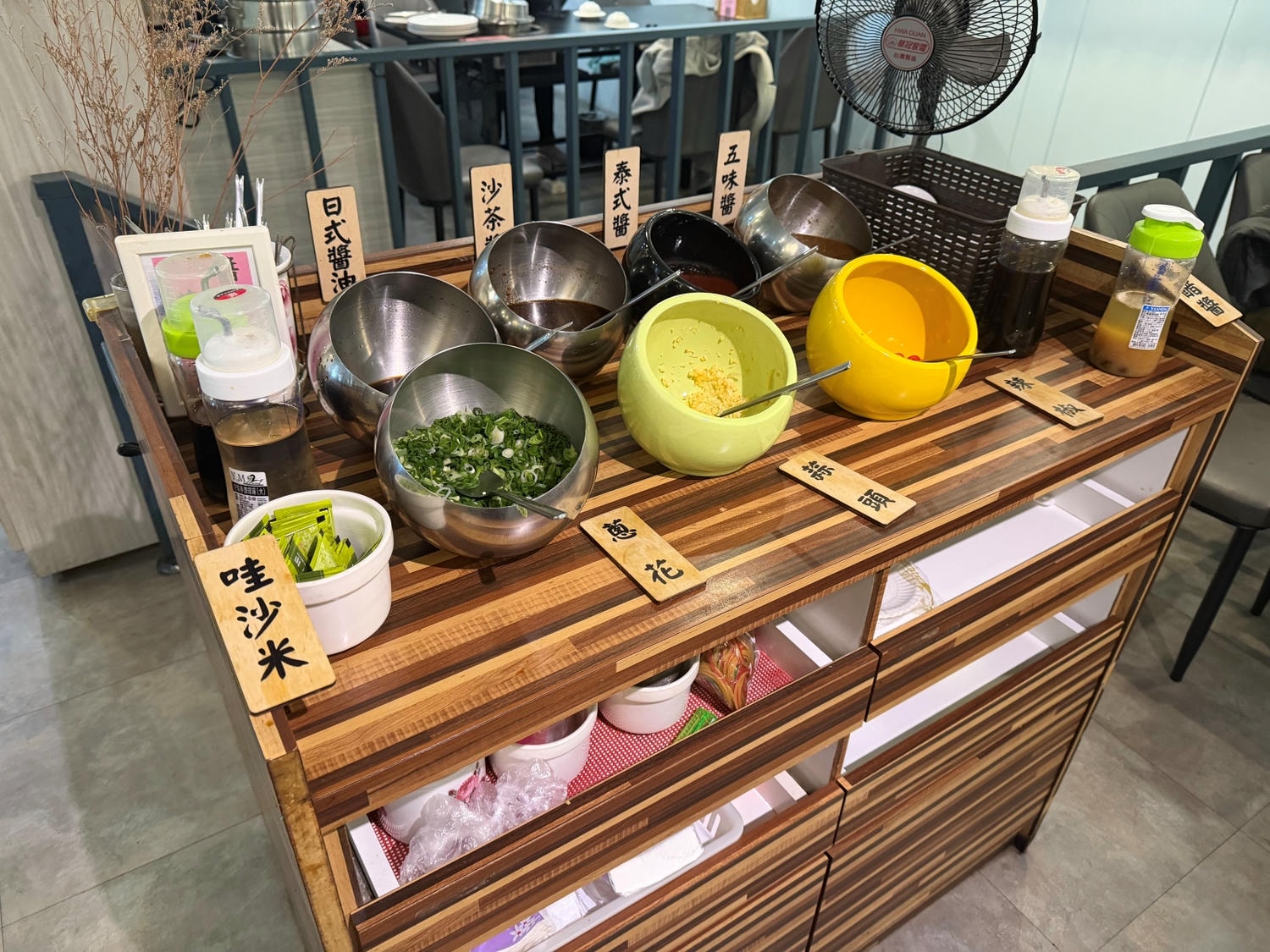 食記★蒸天下海鮮蒸氣火鍋｜板橋在地十年的全程桌邊服務，一鍋三吃澎派海鮮餐廳