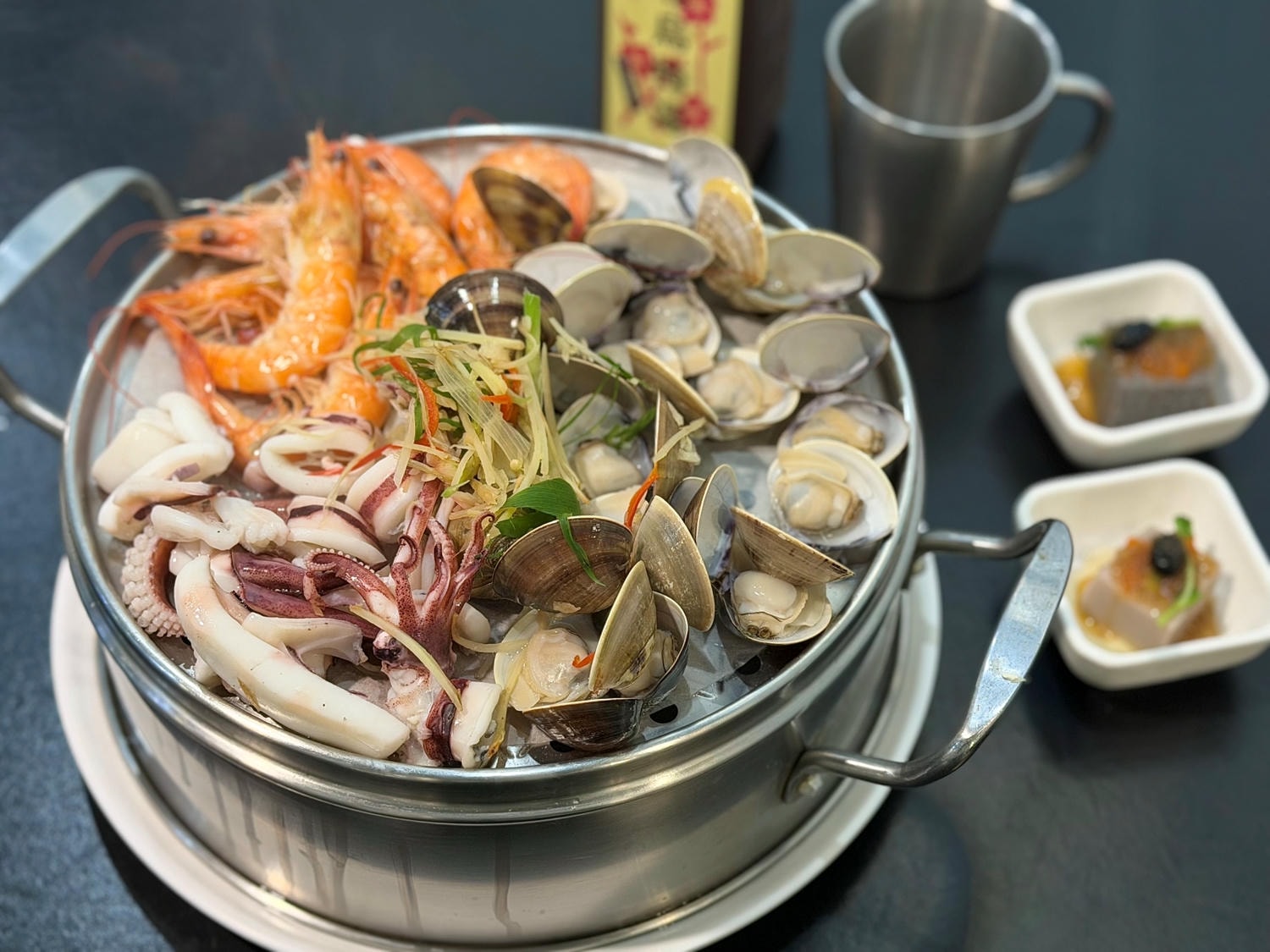 食記★蒸天下海鮮蒸氣火鍋｜板橋在地十年的全程桌邊服務，一鍋三吃澎派海鮮餐廳